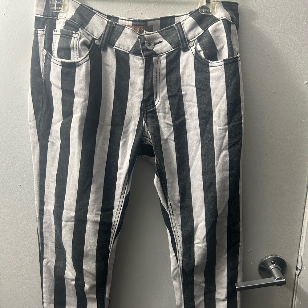 Black and white Jeans 
Size 9 
HOT TOPIC 
Like New